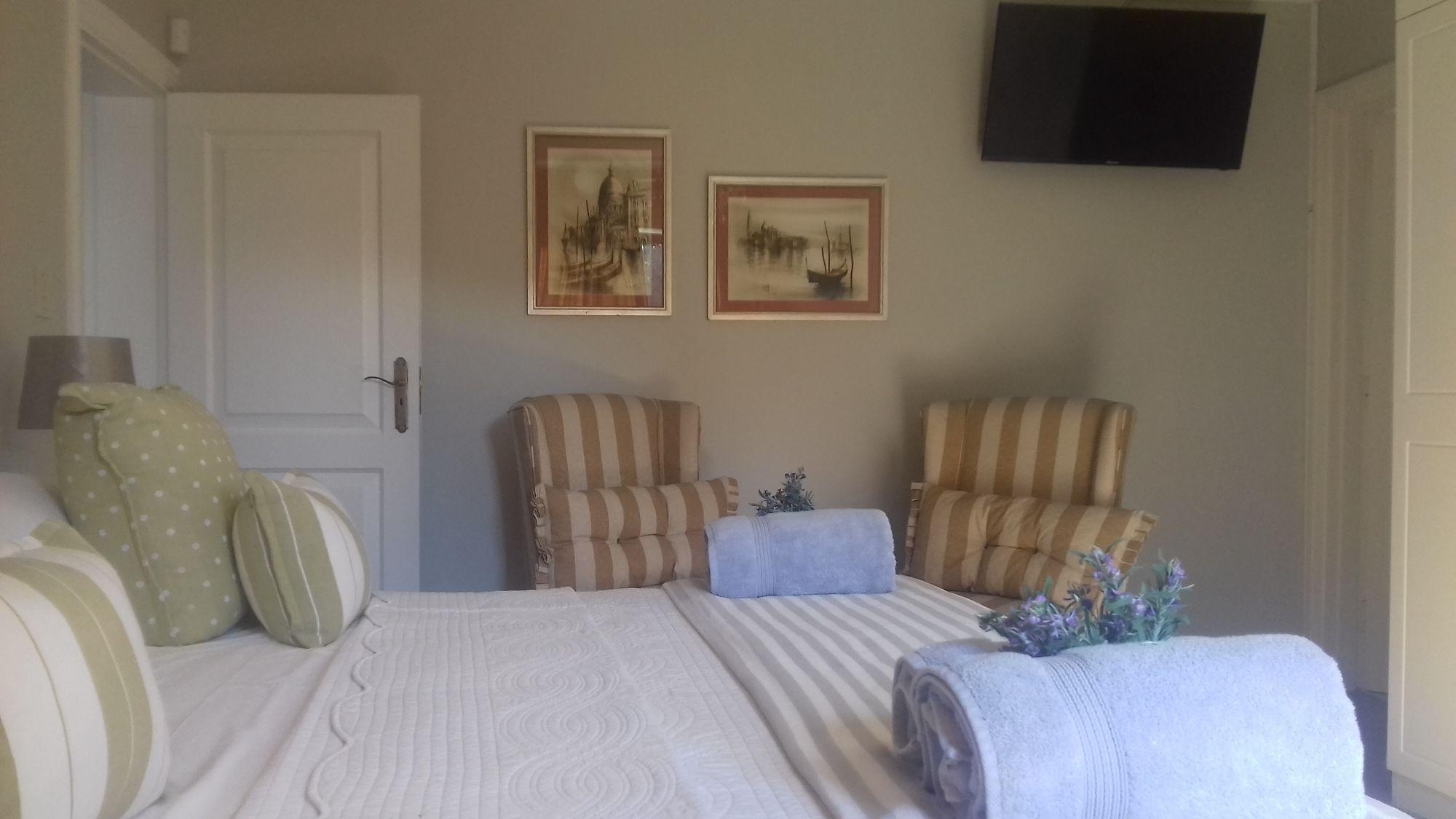 The Whale'S Tale Guesthouse เฮอร์มานุส ภายนอก รูปภาพ