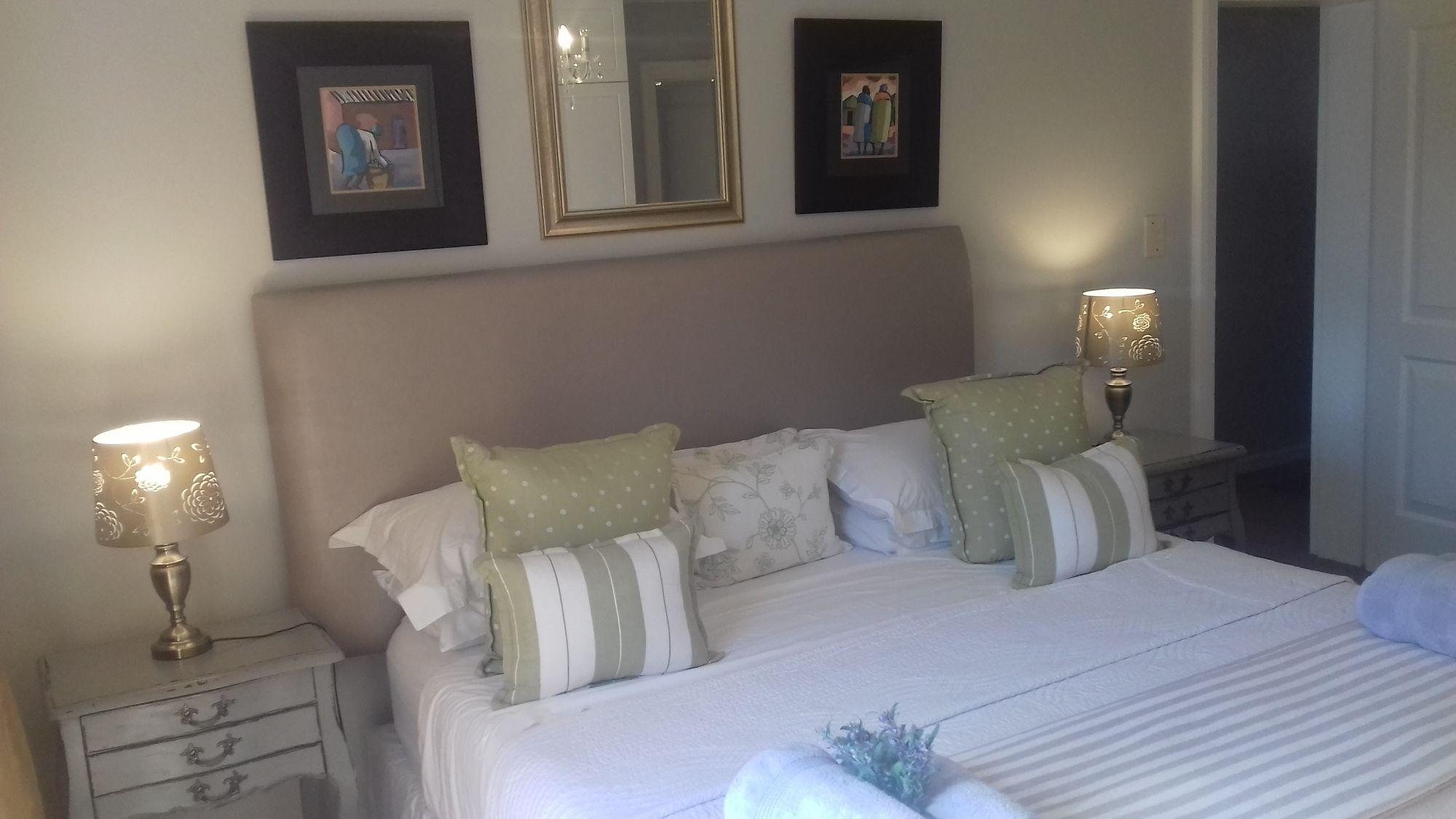 The Whale'S Tale Guesthouse เฮอร์มานุส ภายนอก รูปภาพ